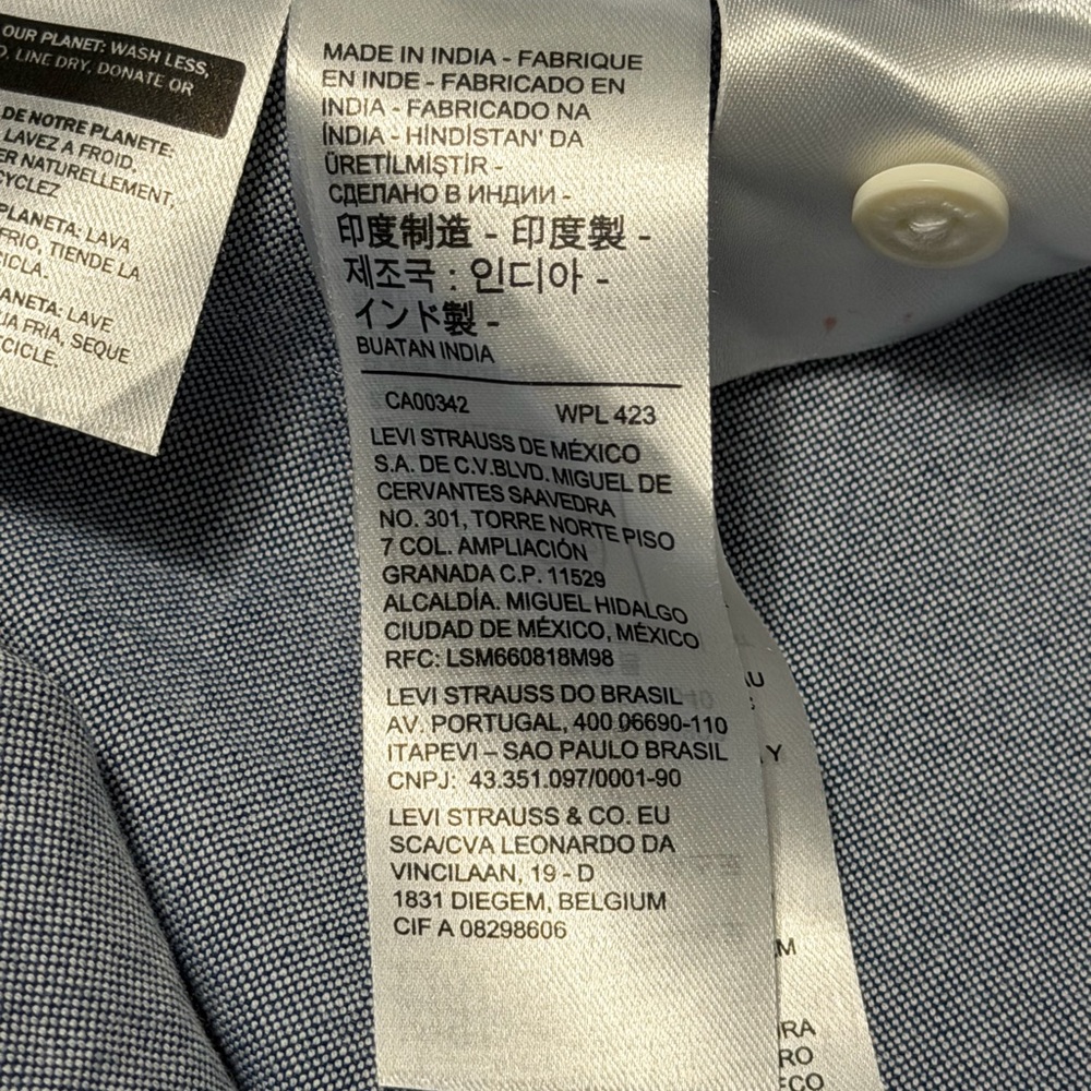 ⸻

Levi’s Button-Down Shirt - Picture 14 of 15